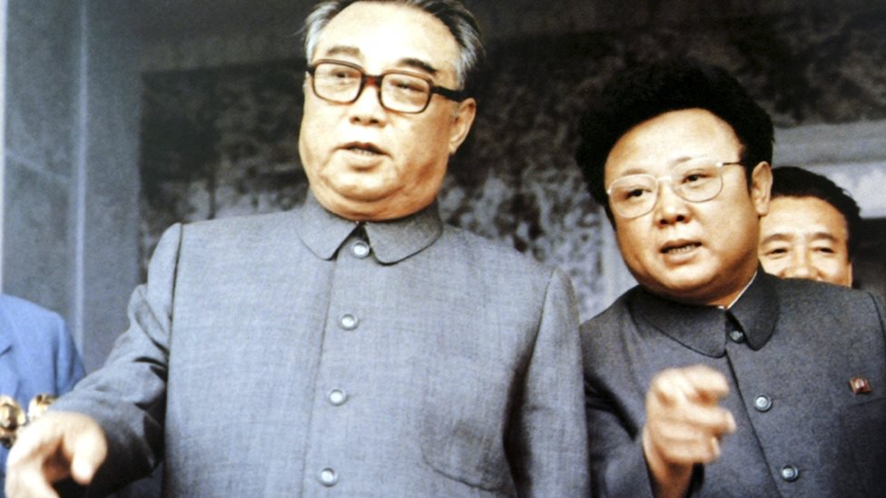 الزعيم كيم أيل سونغ (الى اليسار) مع ابنه وخليفته كيم جونغ أيل