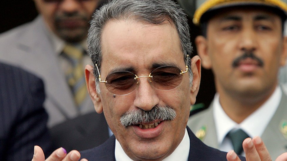 كان ولد محمد فال أول رئيس يسلم السلطة طوعا لرئيس منتخب