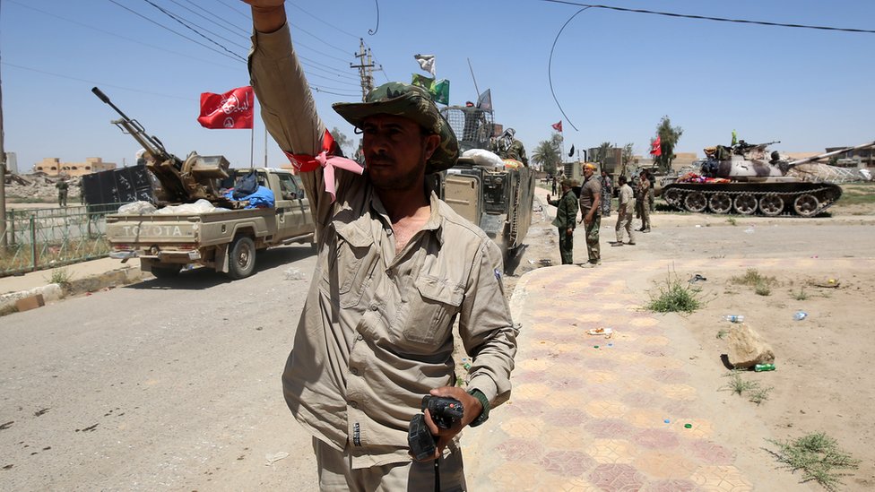 مُنعت قوات الحشد الشعبي ذات الغالبية الشيعية من القتال داخل الموصل والمناطق المحيطة بها تفاديا لإثارة غضب الأغلبية السنية في المنطقة