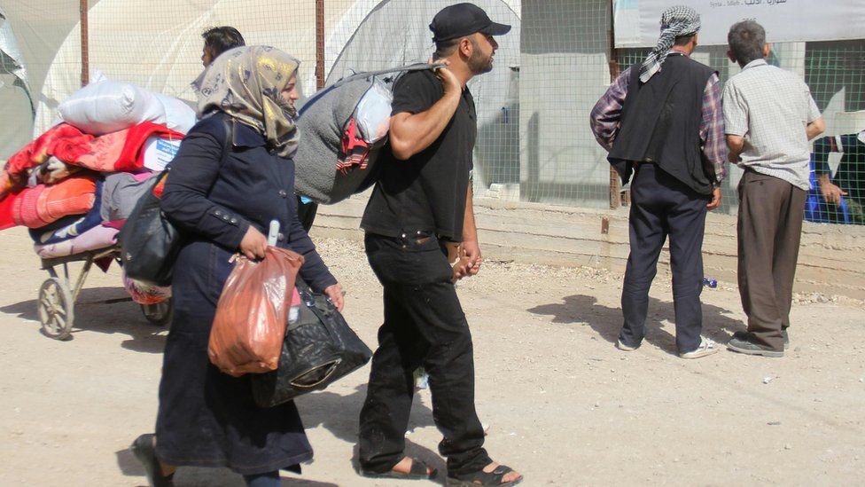 نقل من تم إجلاؤهم إلى مناطق في إدلب التي تسيطر عليها المعارضة المسلحة