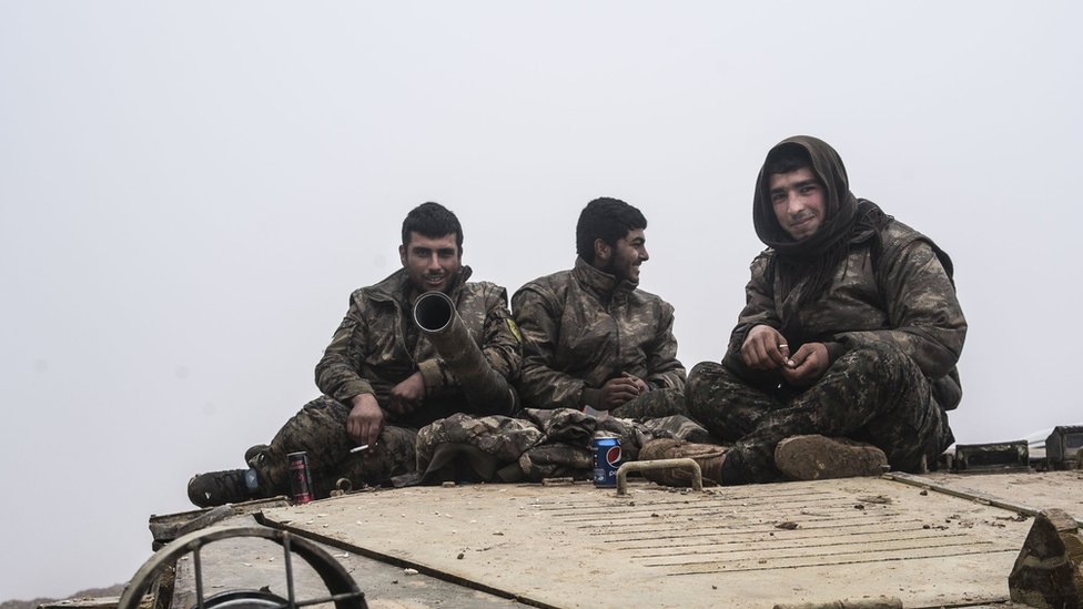 يعد المقاتلون الأكراد من وحدات حماية الشعب الكردي العماد الأساسي لقوات سوريا الديمقراطية