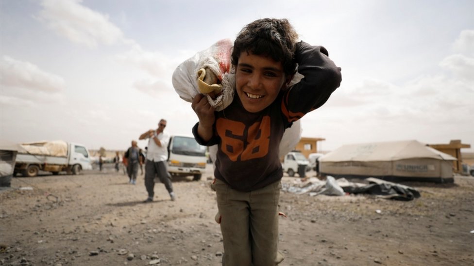 طفل سوري فر من منزله في مدينة الرقة بسبب القتال