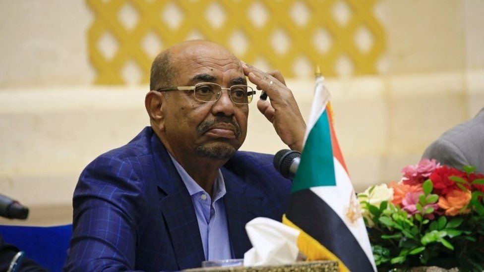 يواجه الرئيس السوداني تهم الإبادة وجرائم ضد الإنسانية وجرائم حرب