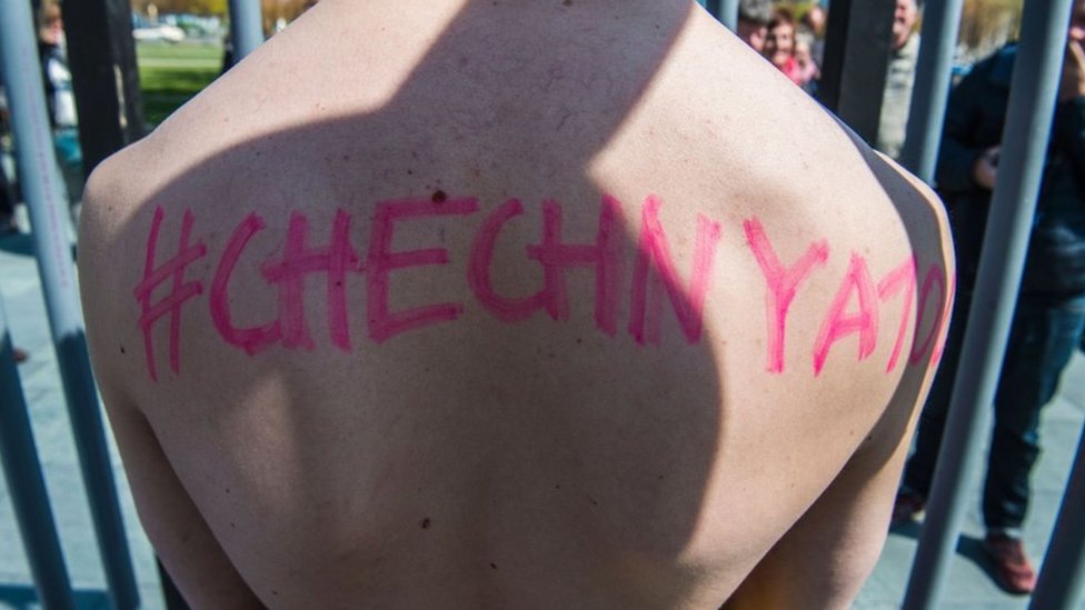 الشيشان تواجه موجة إدانات دولية بسبب اتهامها باضطهاد المثليين الرجال في الشيشان