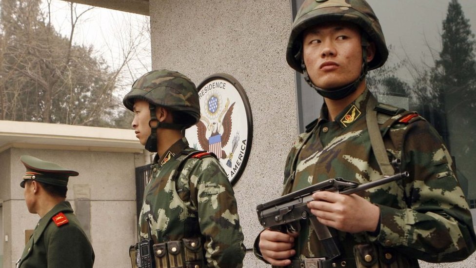 الشرطة الصينية أمام السفارة الأمريكية في العاصمة بكين