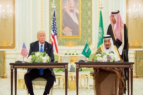 الأوبزرفر: قادة السعودية يرون زيارة ترامب كإعادة تدشين للنظام في الشرق الأوسط