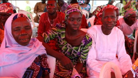 عشرات من الفتيات المحررات من قبضة بوكو حرام يعدن إلى أهلهن في نيجيريا