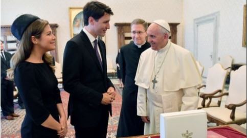 رئيس وزراء كندا يطالب البابا بالاعتذار عن الاساءة لطلاب من السكان الأصليين