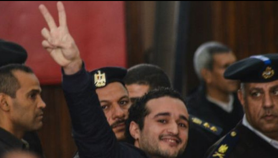 إعادة محاكمة الناشط السياسي المصري أحمد دومة بعد إلغاء حكم بحبسه