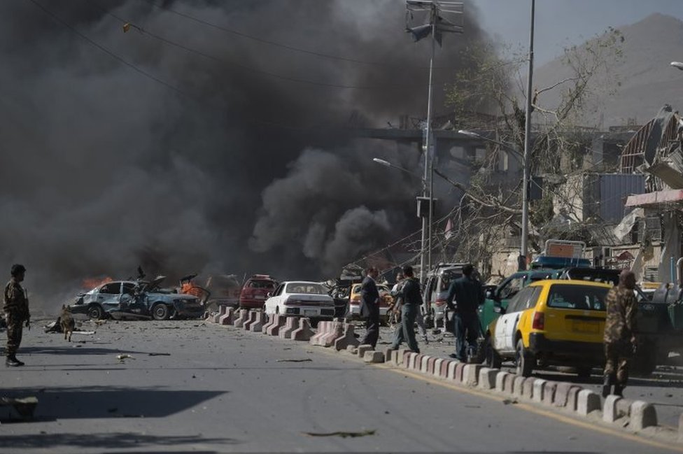 انفجار ضخم بسيارة ملغومة في العاصمة الافغانية كابول يسفر عن سقوط 80 قتيلا على الأقل وإصابة أكثر من 350 آخرين معظمهم من المدنيين.
