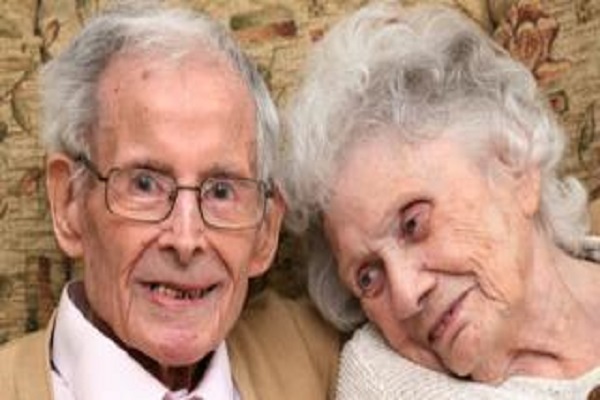 معمران بريطانيان يحتفلان بمرور 80 سنة على زواجهما