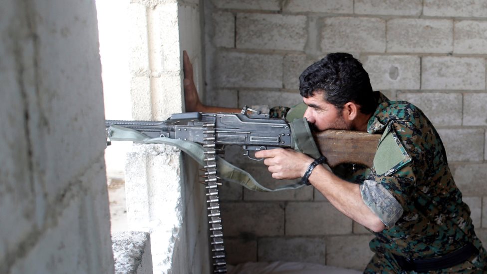 مسلح من وحدات حماية الشعب الكردي في الرقة