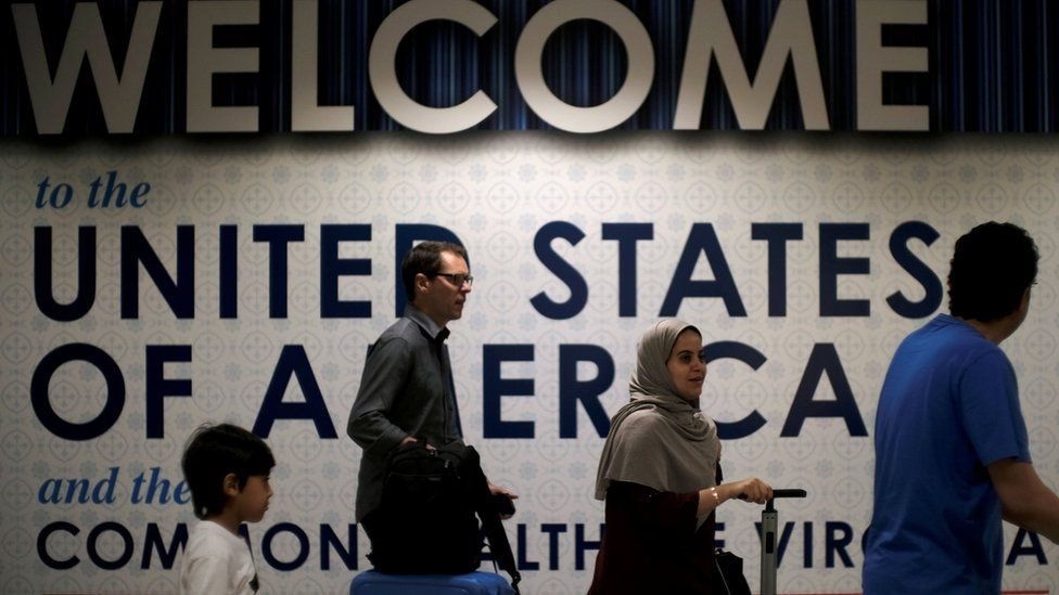 أثار القرار الأولي احتجاجات في المطارات الأمريكية