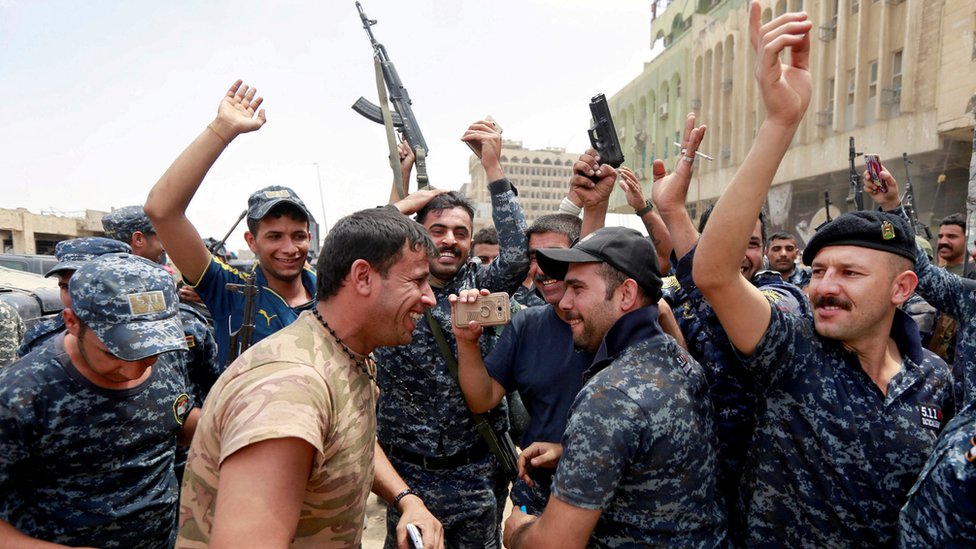 جنود عراقيون يحتفلون بالنتائج المتحققة حتى الآن في معركة استعادة الموصل.
