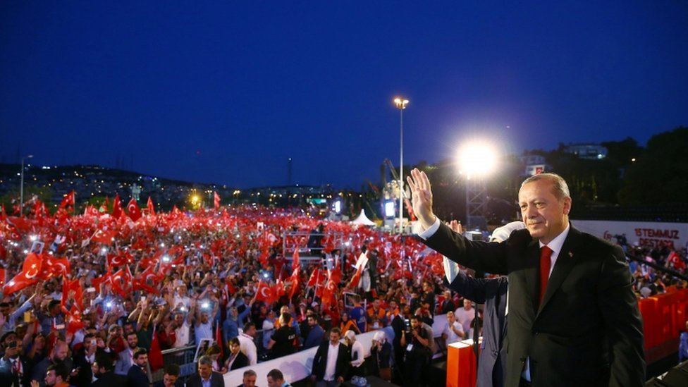 اردوغان يحيي عشرات الآلاف من الأتراك الذين احتشدوا على جسر على البسفور واجه عليه المدنيون الضباط الموالين للانقلاب العام الماضي