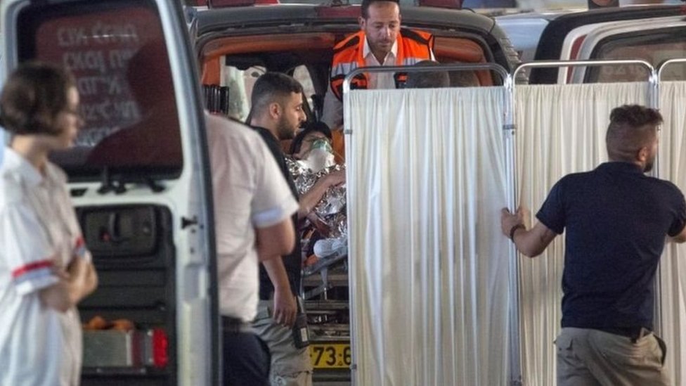 مسعفون ينقلون إسرائيلية أصيبت في الهجوم إلى المستشفى