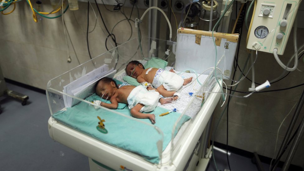 الأطفال الرضع يصارعون من أجل البقاء في مستشفى غزة