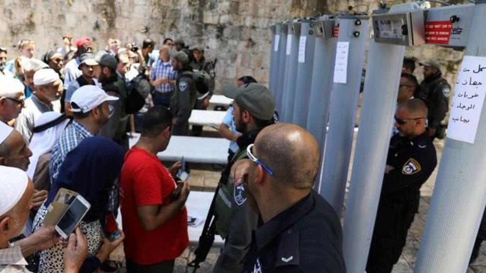 توترت الاوضاع بين اسرائيل والفلسطينيين بعد تدابير امنية فرضتها إسرائيل في محيط المسجد الاقصى