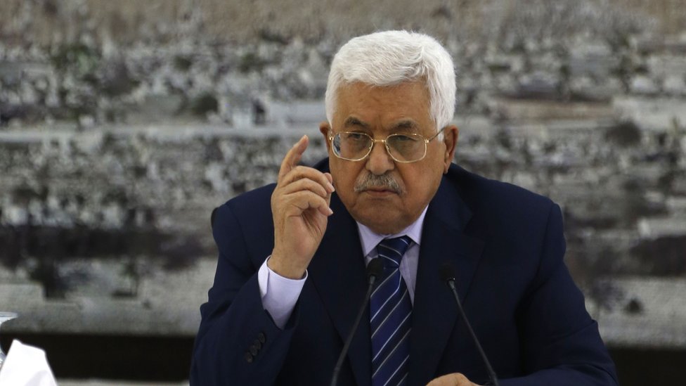 الرئيس الفلسطيني محمود عباس يؤكد استمرار تجميد التنسيق مع إسرائيل من بينها القضايا الأمنية بسبب الإجراءات الأمنية في القدس
