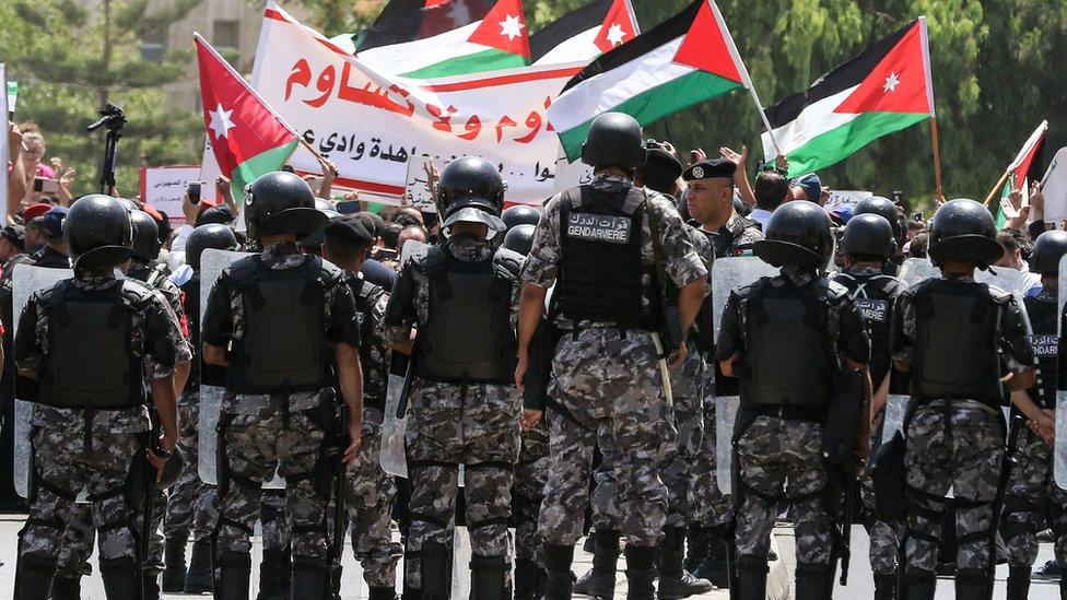 الأمن الأردني يحرس السفار الإسرائيلية في عمان امام المتظاهرين