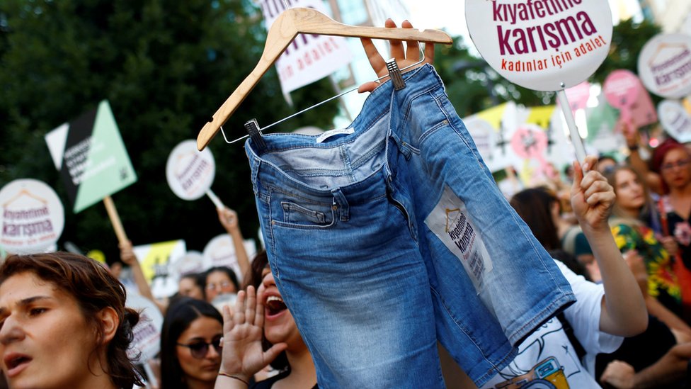 متظاهرات تقول إن ثمة تزايدا في عدد الهجمات ضد النساء بسبب ملابسهن