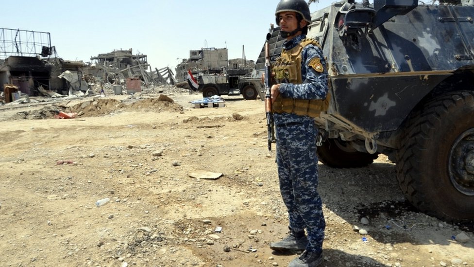 القوات العراقية طردت مسلحي تنظيم الدولة الإسلامية من الموصل بعد معركة استمرت على مدار أشهر طويلة