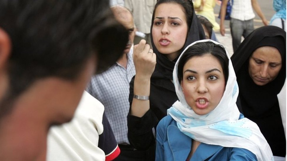 في الغارديان: إيرانيات يكرهن غطاء الرأس