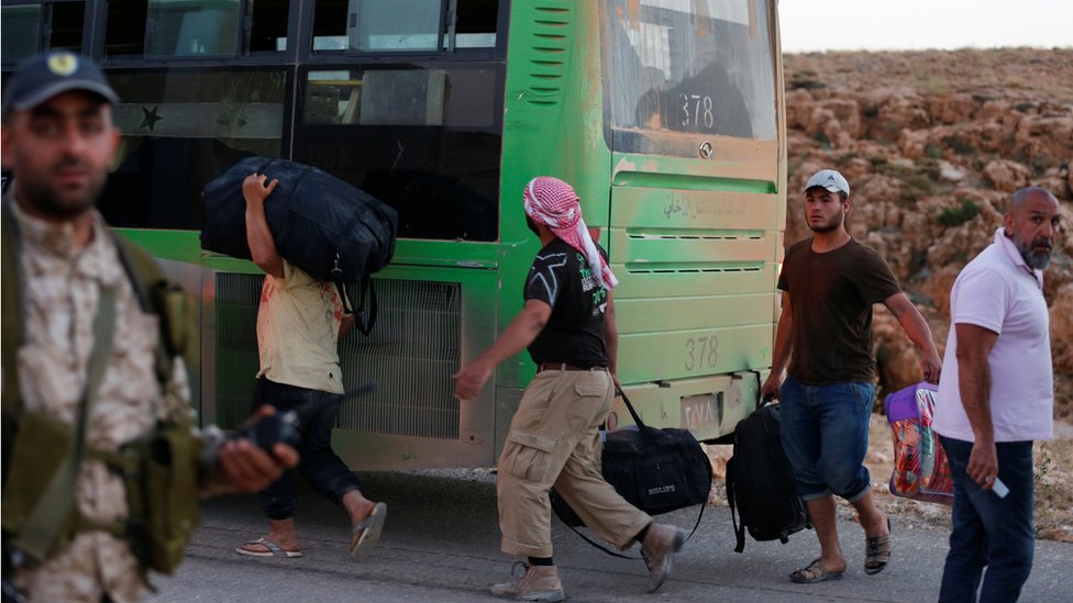 بدء خروج لاجئين ومسلحين سوريين من عرسال اللبنانية إلى سوريا