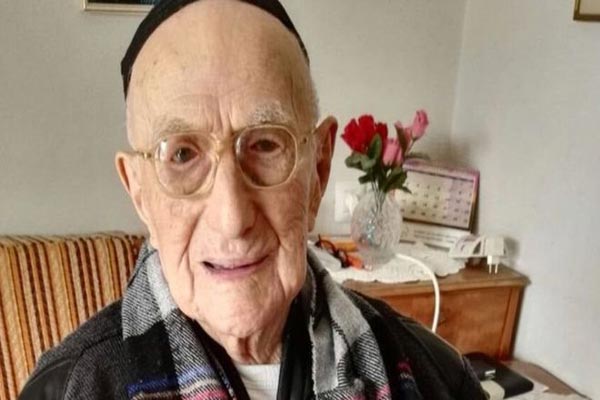 وفاة يسرائيل كريستال أكبر معمر في العالم عن 113 عاما