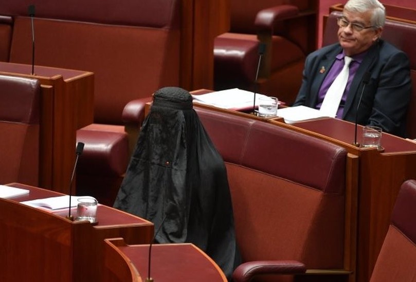 زعيمة حزب يميني ترتدي البرقع في مجلس الشيوخ الأسترالي