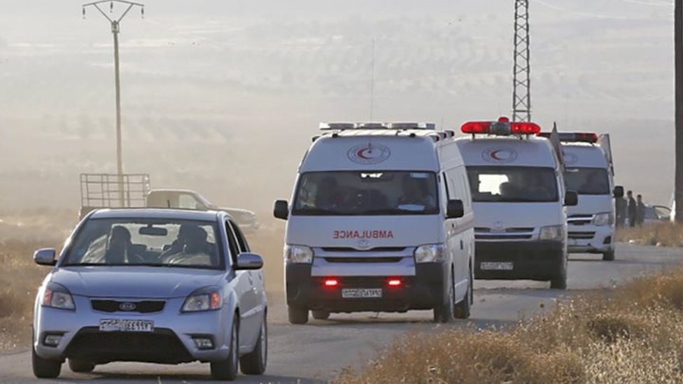سيارات إسعاف تابعة للهلال الأحمر السوري تقل جرحى تنظيم الدولة الإسلامية