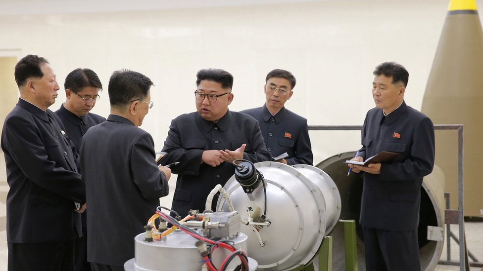 جاء الاعلان عن التجربة بعد فترة قصيرة من نشر وكالة الانباء الشمالية صورا لزعيم كوريا كيم يونغ اون وهو يتفقد قنبلة هيدروجينية حسب الوكالة.