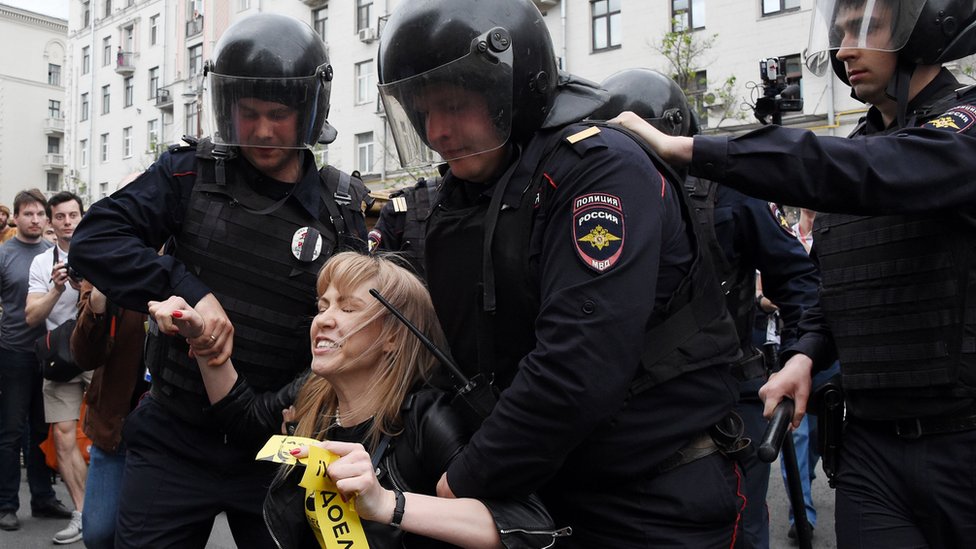 روسيا تشهد احتجاجات ضد حكم الرئيس فلاديمير بوتين من حين لآخر تتخللها اعتقالات لرموز معارضة.