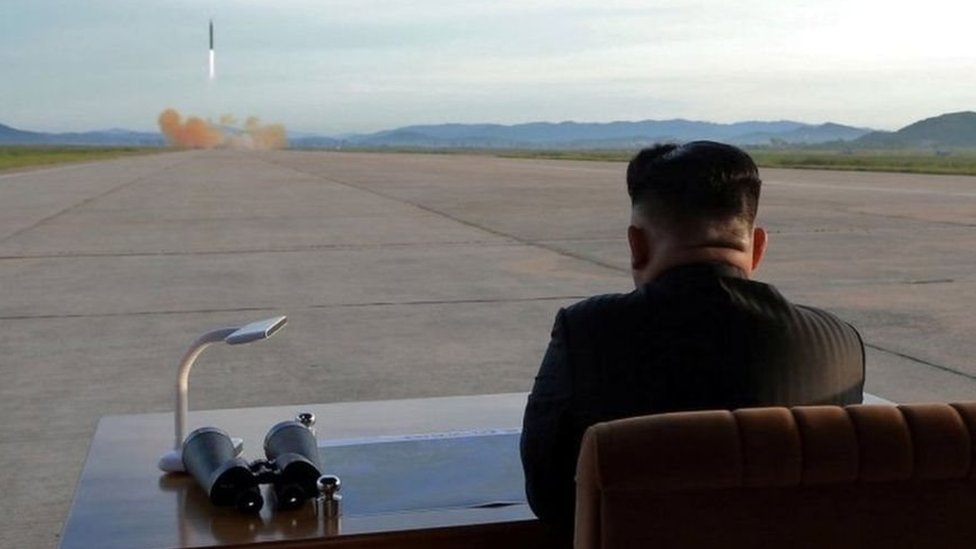 الزعيم الكوري الشمالي كيم جونغ-أون شاهد بنفسه إطلاق الصاروخ هواسونغ-12، الجمعة