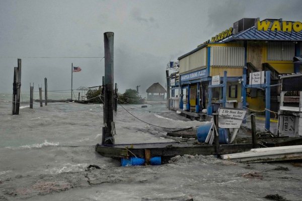 إعصار إيرما يضرب جزر فلوريدا بكل قوته