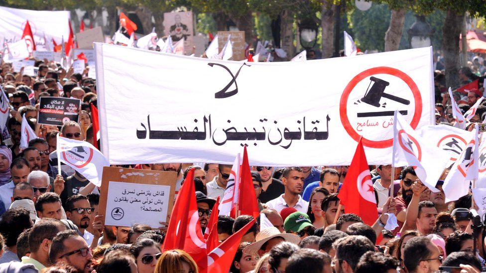 المئات يتظاهرون في تونس ضد قانون يعفي مسؤولين من حقبة بن علي من الملاحقة القانونية