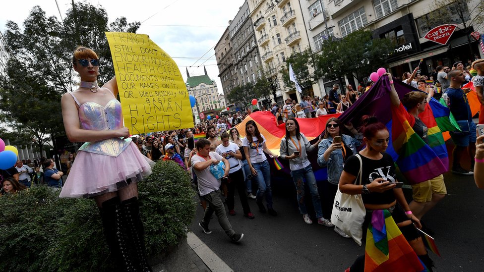 رئيسة وزراء صربيا تشارك في مسيرة للمثليين