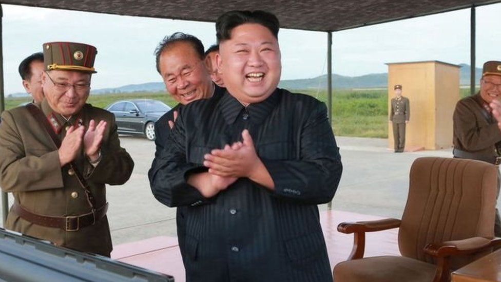 احتفل زعيم كوريا الشمالية، كيم جونغ-أون، بإطلاق الصاروخ يوم الجمعة
