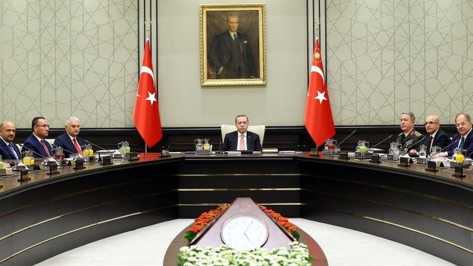 الرئيس التركي الوسط ورئيس الوزراء في اليسار