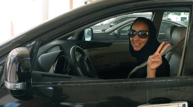 النساء السعوديات يبتهجن بمرسوم رفع الحظر على قيادتهن للسيارات