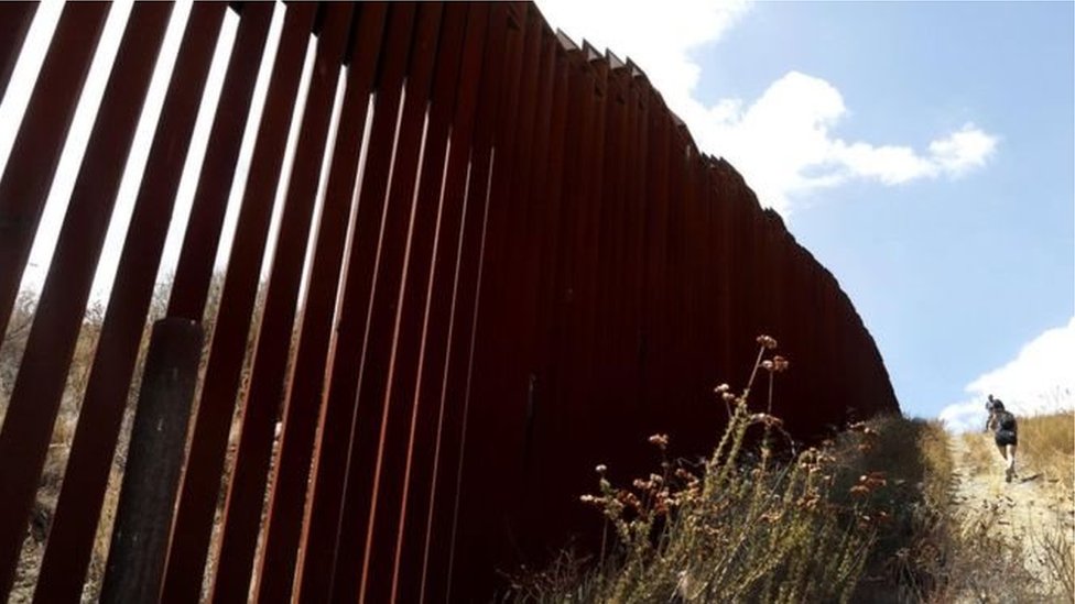 واشنطن تعلن بدء العمل في بناء نماذج للجدار الحدودي مع المكسيك