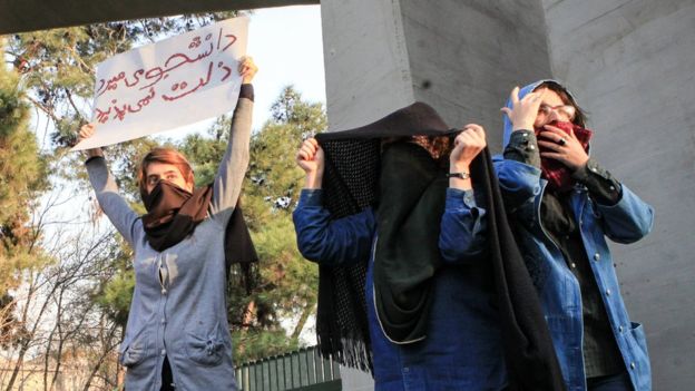 إيران تفرض قيودا على مواقع التواصل الاجتماعي مع استمرار الاحتجاجات