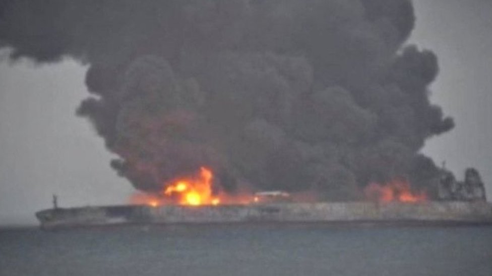 ناقلة النفط الإيرانية المحترقة قبالة السواحل الصينية تواجه 