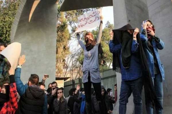 المظاهرات في إيران تشكل تحديا غير متوقع للسلطات