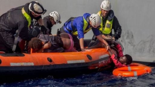 غرق لاجئين قبالة الساحل الليبي