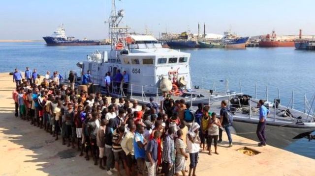 فقدان عشرات المهاجرين قبالة سواحل ليبيا وإنقاذ 300 آخرين