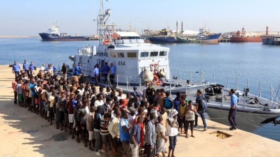 حرس السواحل الليبي أنقذ 300 شخص من ثلاثة زوارق كانت في طريقها إلى ايطاليا