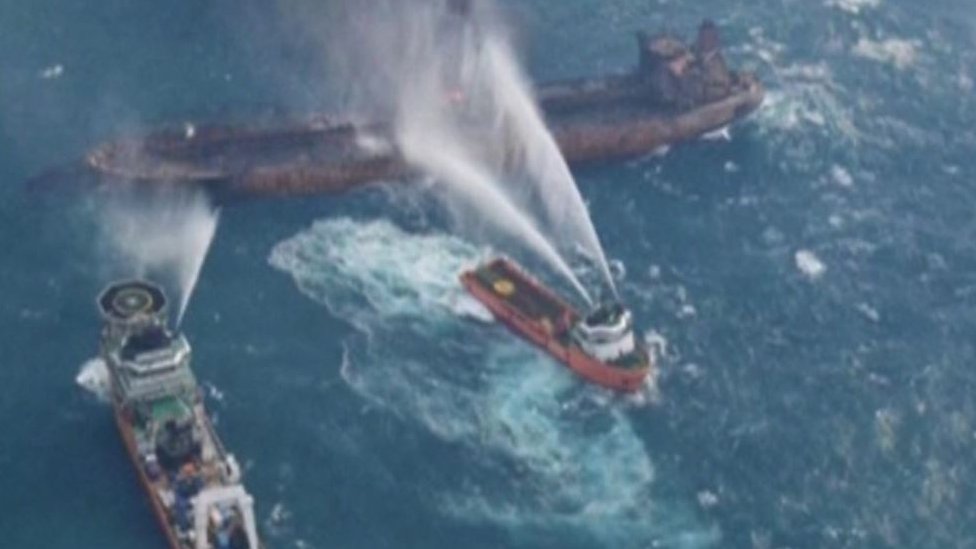 15 سفينة تشارك في جهود إطفاء وإنقاذ الناقلة المشتعلة منذ أسبوع.