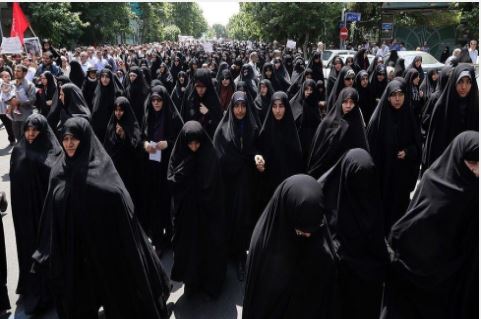 أين الإيرانية المجهولة التي تحدت السلطة بخلع حجابها وسط طهران؟