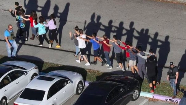 17 قتيلا على الأقل في إطلاق نار في مدرسة ثانوية في فلوريدا
